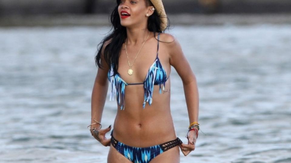 Barbadoská kráska Rihanna nesmí v našem výčtu sexy těl chybět. Jak je vidět, extravagance a originalita ji neopouští ani na dovolené!